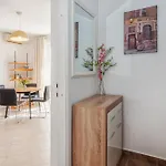 La Le With Big Terrace سبليت