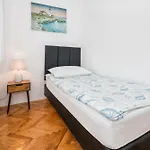 La Le With Big Terrace Apartman *