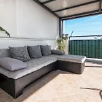 La Le With Big Terrace Apartman *