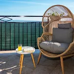 La Le With Big Terrace Split