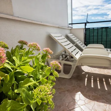Apartment La Le With Big Terrace