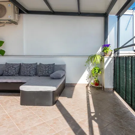La Le With Big Terrace Apartman *